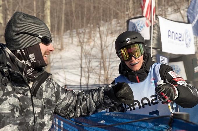 U.S. Ski & 滑雪运动发展协调员乔什·布洛克，03届, 2011年(右)在哈佛大学开始了他的职业生涯，现在为哈佛大学指导各个方面的表现.S. 自由式大亨队.